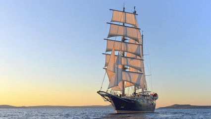 Obraz premium Sailing ship and beautiful sunset in the sea. Yachting. Sailing