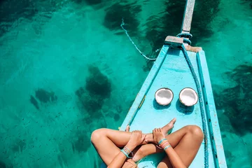 Poster Meisje dat kokosnoot eet op de boot in Azië © Alena Ozerova