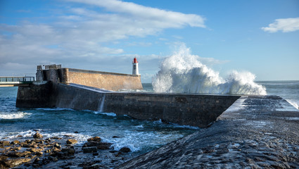 Vague qui se fracasse sur la grande jet&eacute;e de la Chaume (Les Sables d'Olonne, France)