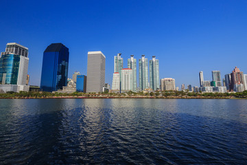 Fototapeta na wymiar city view at Benjakitti Park, Bangkok, Thailand
