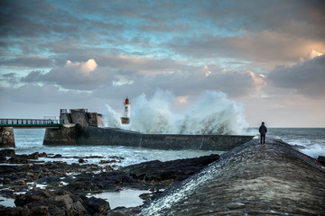 Vague qui se fracasse sur la grande jetée de la Chaume (Les Sables d'Olonne, France)