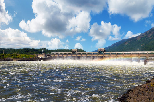 Bonneville Dam in Columbia River 