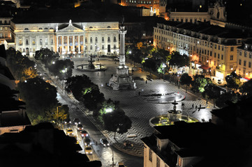 Der Platz Praca de D. Pedro IV oder Rossio bei Nacht mit einer Statue von Dom Pedro IV, Lissabon, Lisboa, Portugal, Europa