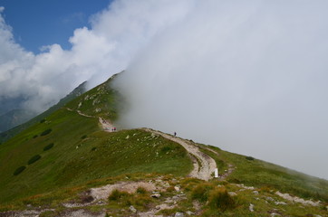 Szlak graniowy z Kasprowego Wierchu częściowo we mgle, Tatry, Polska