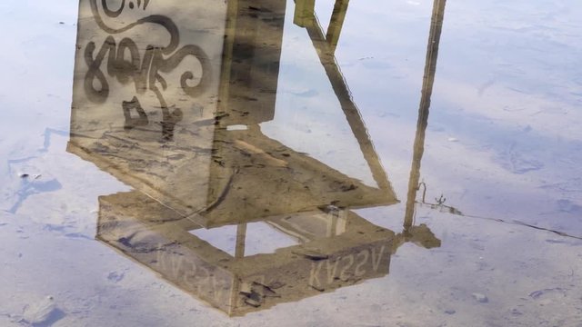 Stein fliegt ins Wasser und 