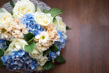 Obraz na płótnie Canvas Beautiful wedding bouquet with blue flowers and orange white roses 