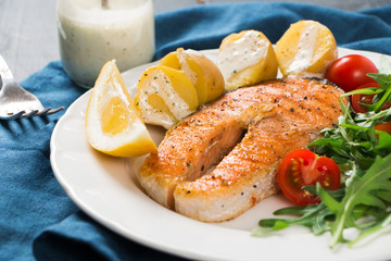 Grilled salmon with arugula salad and potatoes