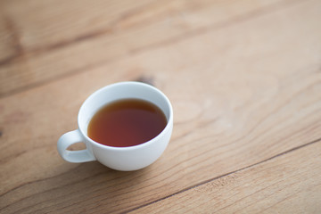 紅茶・木製テーブル