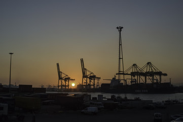 Fototapeta na wymiar Gruas en el puerto de Barcelona
