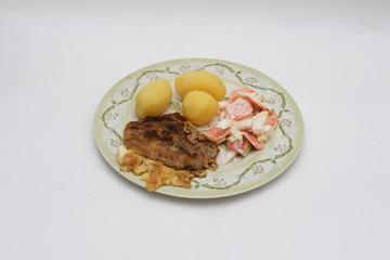 Kotlet schabowy z ziemniakami i marchewką