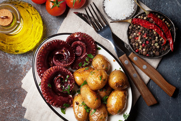 Grilled octopus with small potatoes