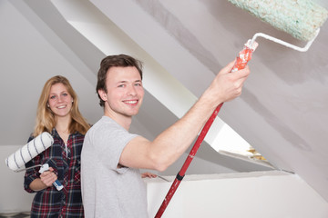 Junges Paar beim Streichen, Malerarbeiten 
