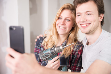 Junges Paar macht einen Selfie bei der Arbeit