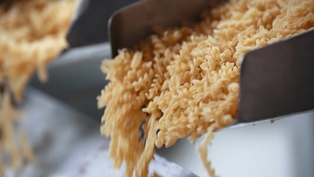 Manufacturing pasta in a production line