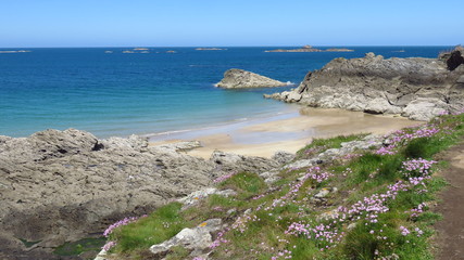 Crique déserte sur la côte de Rothéneuf, à Saint-Malo en Bretagne, au printemps (France)