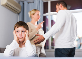 Obraz premium Upset son suffering from parents arguing