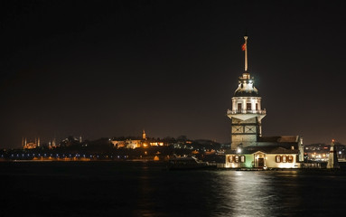 Obraz premium tower and lighthouse at bosphorus night in istanbul