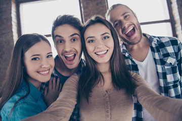 Obraz premium Let's take a picture! One two three smile! Close up portrait of carefree cheerful restless joyful funny people taking a picture on modern smartphone