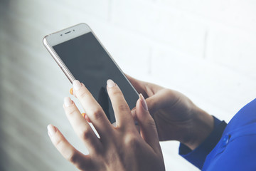 woman hand holding smart phone