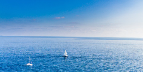 Obraz premium Море. Небольшие яхты в море
