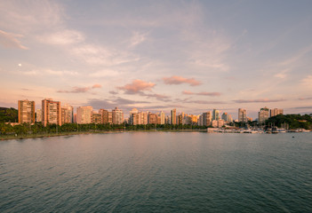 Amanhecendo na Praia do Canto, Vitória, ES, Brasil.