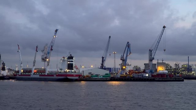 Sp&auml;tschicht im Hamburger Hafen - Zeitraffer