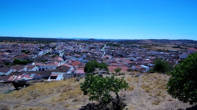 Drone en Burguillos del Cerro, pueblo de Badajoz, en la comunidad autónoma de Extremadura, España. Video aereo con Dron