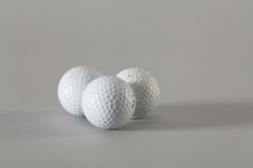 Golfball Tiro auf grauem Hintergrund