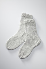 Gestrickte graue Socken