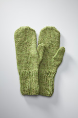 Gestrickte grüne Handschuhe