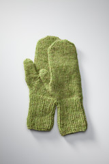Gestrickte grüne Handschuhe