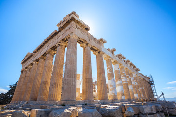 Obraz premium Świątynia Partenonu w słoneczny dzień. Akropol w Atenach, Grecja