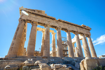 Obraz premium Parthenon temple on a sunny day. Acropolis in Athens, Greece