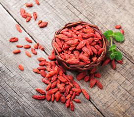 dry red goji berries
