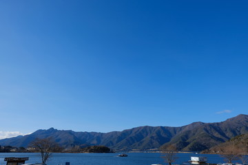 河口湖畔から見た風景（日中の遊覧船）