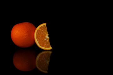  красивый желтый апельсин на черном фоне с отражением       
