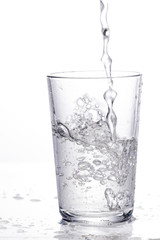 ein Wasserglas wird gefüllt
