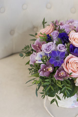 Красивый букет цветов с синими анемонами, розами и орхидеями крупным планом