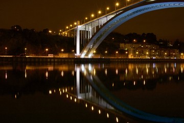 Beleza da Ponte da Arrábida sobre o rio Douro