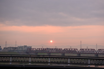 日の出と電車