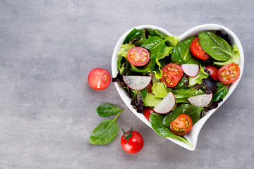 Fresh salad with baby spinach and tomato, radish und salad.