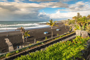 Fototapeta na wymiar The coast of Atlantic ocean in Puerto De La Cruz, one of the most popular touristic towns, Canary islands, Spain