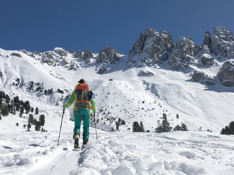 Skitourengeherin auf der Kematenalm bei Axams
