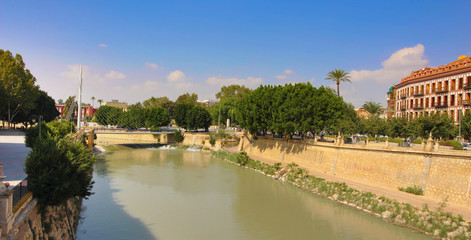 Paseo del río Segura en Murcia, España