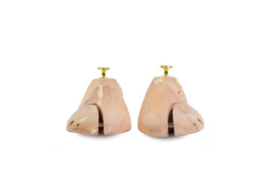 Horma de zapato de madera sobre fondo blanco aislado. Vista de frente. Copy space