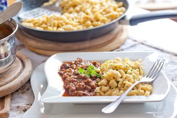 Gulasch mit Spätzle