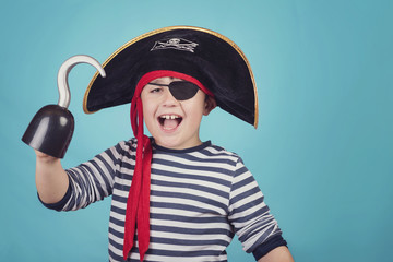 niño feliz disfrazado de pirata