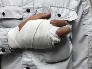 仕事中に手を怪我した労働者