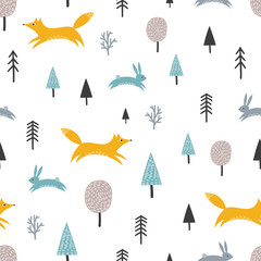 Modèle sans couture avec renard mignon, lièvres et arbres. Fond de forêt, style scandinave.