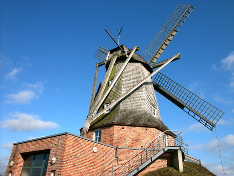 Garage der freiwilligen Feuerwehr in der Sinninger M&uuml;hle bei blauem Himmel und Sonnenschein in Sinningen bei Saerbeck im Kreis Steinfurt in Westfalen im M&uuml;nsterland
